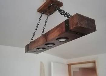Żyrandol loft z drewna i stali podwieszany na łańcuchu