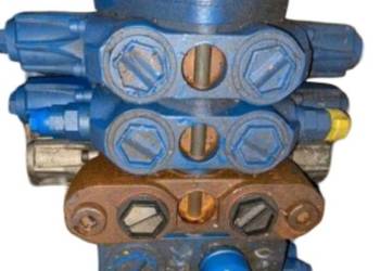 JCB 333/C7087 (Rexroth R908406115) 3-sekcyjny rozdzielacz hydrauliczny