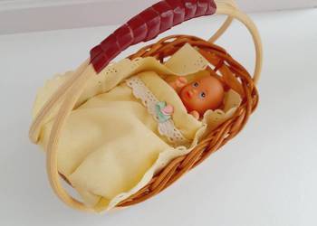 Zabytkowa kołyska wiklinowa z laleczką #miniaturowelalki #vinteekolyski