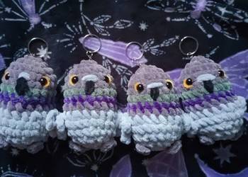 Szydełkowany breloczek gołąb