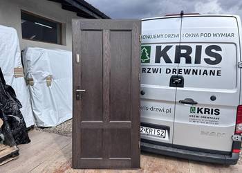 drzwi klatkowe dostępne od ręki z wręgiam antywłamaniowym drewniane