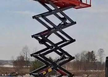 Wynajem podnośnika nożycowego na gąsienicach.