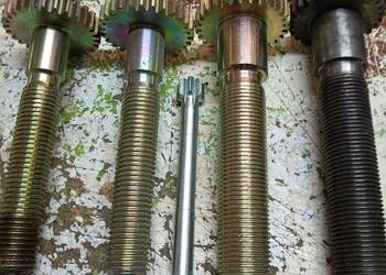 Łącznik z kołem wieszaka C385 .