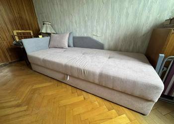 Łóżko tapicerowane / sofa w pudrowym różu z pojemnikiem na pościel