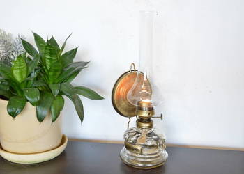 piękna lampa naftowa wisząca stojąca z odblaskiem