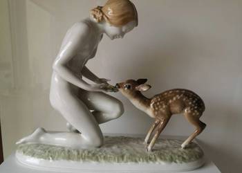 Figurka porcelana kobieta karmiąca sarnę