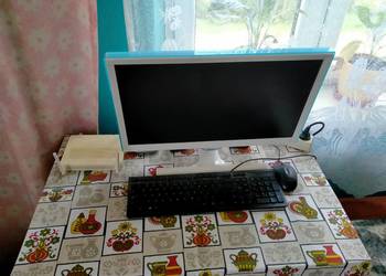 Sprzedam komputer z monitorem plus akcesoria klawiatura mysz i ine