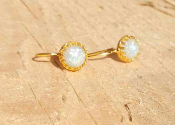 Nowe eleganckie kolczyki koloru złota z opalem syntetycznym Nowe eleganckie kolczyki koloru złota z opalem syntetycznym