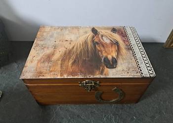 Szkatułka z koniem kufer drewniany