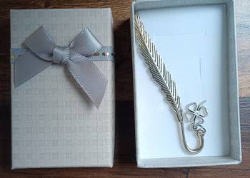 Metalowa zakładka w kształcie pióra w ozdobnym pudełku z koniczynką