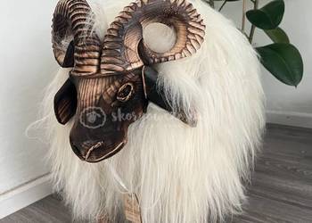 Krzesło - drewniany baran dekoracyjny / multicolor / skóra owcza 40x50x80