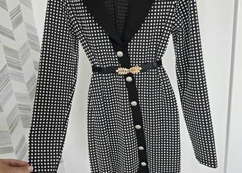 Sukienka biznesowa ozdobne Guziki