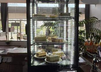 Witryna chłodnicza na ciasto i desery