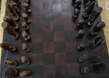 Ręcznie rzeźbiony zestaw szachowy z RPA