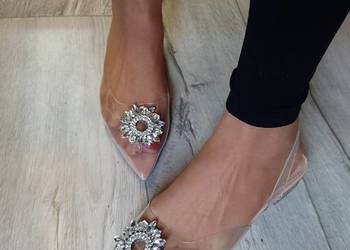 (40) Transparentne,  zdobione baleriny wieczorowe z odkrytą piętą, NOWE