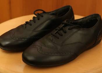 Buty wizytowe (pantofle) dla chłopca firmy CLARKS rozm. 32,5