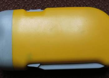 Latarka z dwiema lampkami i wbudowanym ręcznym dynamem