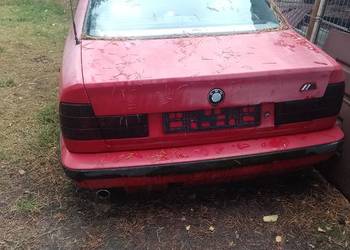 BMW E34 ZDERZAK TYL (kompletny z  listwami).