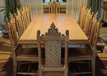 Drewniany stół z krzesłami w stylu rustykalnym z komodą oraz witryną