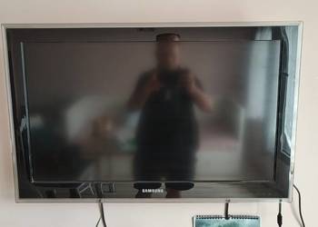 TV Samsung 32' z wieszakiem na ściane