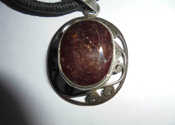 Rubin zawieszka na szyję, naturalny kamień szlachetny w oprawie srebrnej.