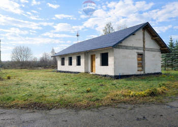 Dom w stanie surowym otwartym.