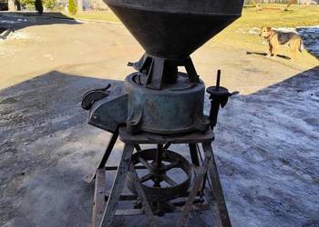 Młynek do zboża ,stary