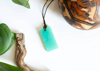 Turkusowy wisiorek prostokąt świeci w ciemności i UV 2x4 cm