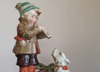 Grafenthal. Figurka chłopca grającego na flecie pieskowi.