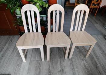 drewniane krzesło do jadalni w jasnym wykończeniu.