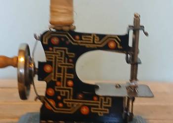 Zabytkowa miniaturowa maszyna do szycia