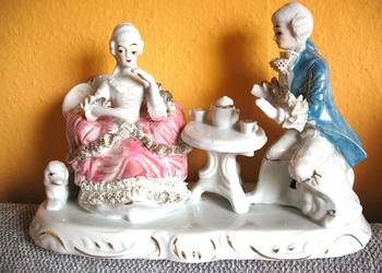 Wiktoriańska figurka - Piękna para na herbatce i pies