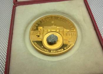 Medal z oryginalną częścią muru berlińskiego złocona 50 mm