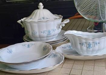 Zestaw porcelany PRL vintage z delikatnymi niebieskimi kwiatami i złoceniam