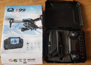 Dron  NO. E99 posiada kontroler z wyświetlaczem