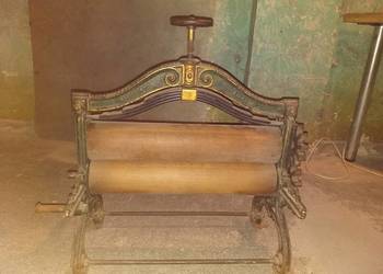 Stary magiel z ozdobnymi wałkami