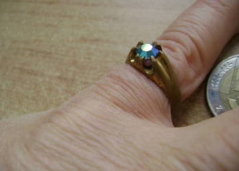 Starocie z PRL - Biżuteria = Pierścionek metalowy z tombaku z oczkiem 17 mm