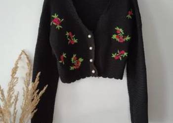 Sweterek krótki długie rękawy czarny haftowane kwiaty zapinany na guziki