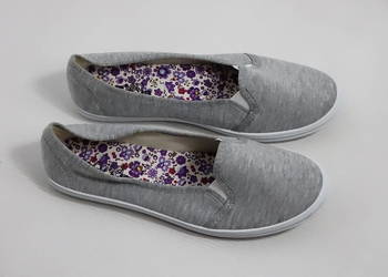 Szare wsuwane tenisówki / slip-on Casa Mia w kwiatki | Rozmiar 41