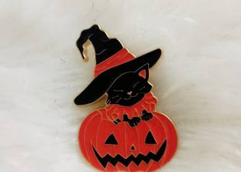 Broszka pin przypinka kot w dyni Halloween