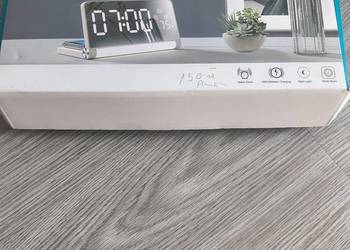 Multifunkcyjny Budzik 4w1 – Zegar, Ładowarka Qi, Lampka i White Noise