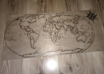 Mapa świata wypalana ręcznie metodą pirografii