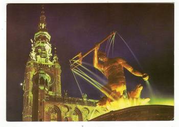 GDAŃSK FONTANNA NEPTUNA NOCĄ I WIEŻA RATUSZOWA