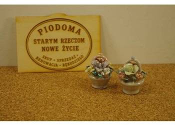 Miniaturowe koszyczki z kwiatami – para figurek ceramicznych, szkliwo perło