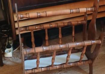 Stary drewniany gazetnik