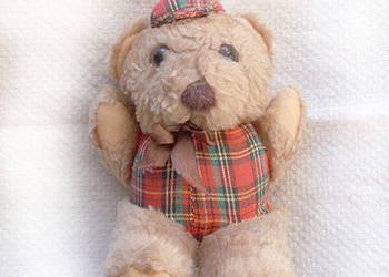 mały miś maskotka, vintage miś zawieszka, pluszowy miś w ubranku, misiek