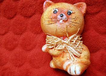 Kot - rudy kotek z kokardą - figurka ceramika - 10 x 6 x 6 cm
