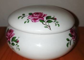 Stara porcelanowa szkatułka PRL lata 70-te XX. Stara porcelanowa szkatułka PRL lata 70-te XX.