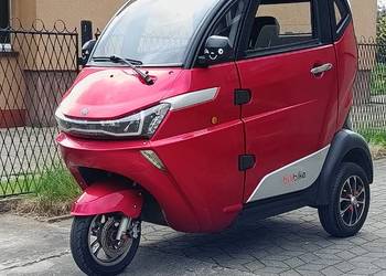 Skuter elektryczny trójkołowy