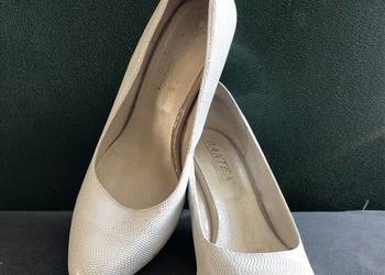 Białe damskie buty w wężowym wzorze imprezy